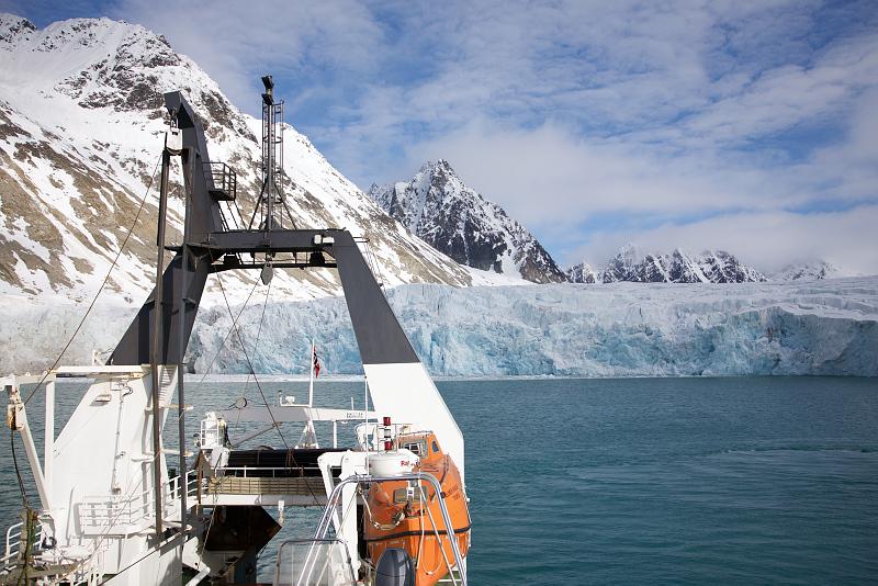 Skipsfart i Arktis. Bildet fra forskningstokt med Helmer Hansen, UiT. 